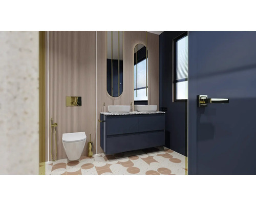 Lichte badkamer met wastafelmeubel, spiegels, toilet en moderne kranen.