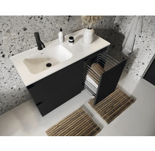 Moderne badkamer met wastafelonderkast, wastafel, kraan en wasmand.