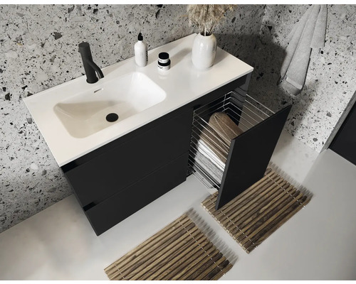 Moderne badkamer met wastafelonderkast, wastafel, kraan en wasmand.