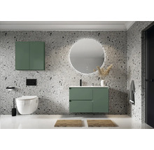 Moderne badkamer met wastafel, spiegelkast, toilet en ronde spiegel met verlichting