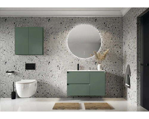 Moderne badkamer met wastafel, spiegelkast, toilet en ronde spiegel met verlichting