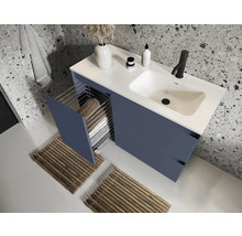 Moderne badkamer met wastafelonderkast, handdoekhouder en opbergruimte