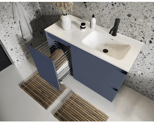 Moderne badkamer met wastafelonderkast, handdoekhouder en opbergruimte