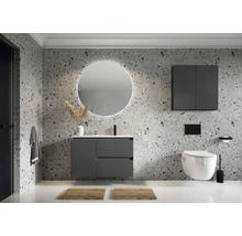 Moderne badkamer met wastafelonderkast, spiegelkast en wandcloset voor een wand met patroon