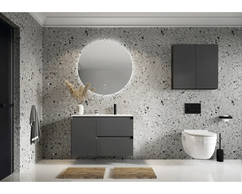 Moderne badkamer met wastafelonderkast, spiegelkast en wandcloset voor een wand met patroon