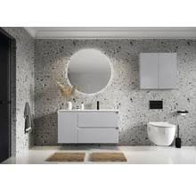 Moderne badkamer met wastafel, spiegel met verlichting, hangkast en toilet