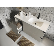 Moderne badkamer met wastafel, handdoeken en badmatten