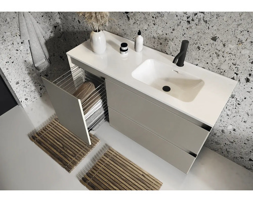 Moderne badkamer met wastafel, handdoeken en badmatten