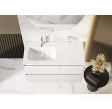 Badkamer met wastafelonderkast, kraan en spiegel