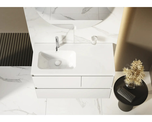 Badkamer met wastafelonderkast, kraan en spiegel