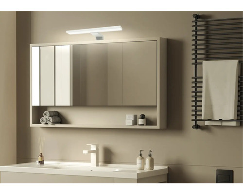 Moderne badkamer met spiegelkast, wastafel, handdoekradiator en minimalistisch design