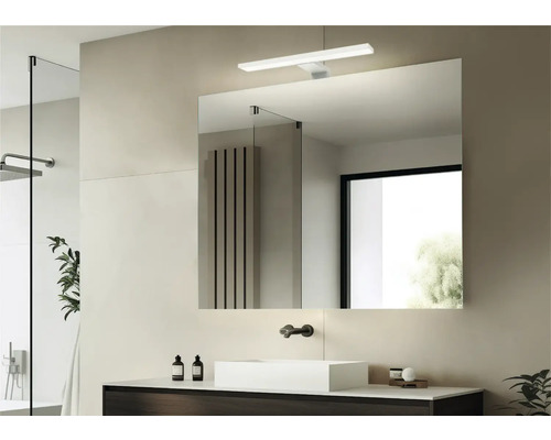 Moderne badkamer met spiegel, wastafel en verlichting