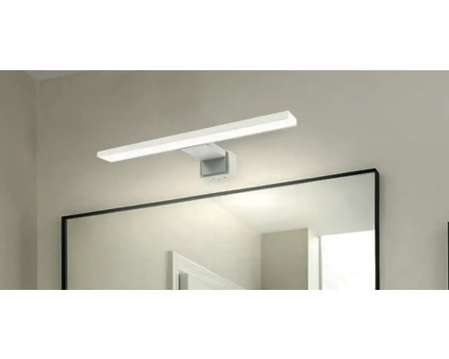 Badkamer met spiegelkast en ledlamp