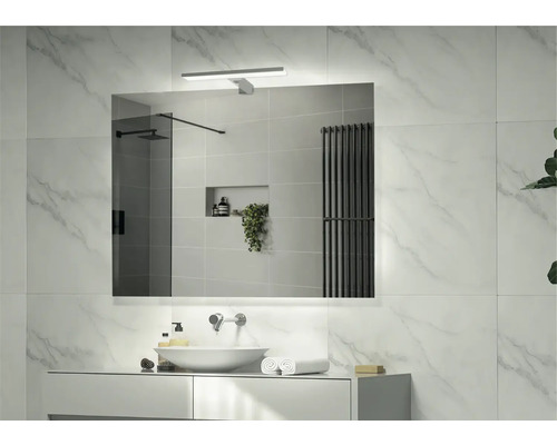 Badkamerscène met wastafel, spiegel en verlichting