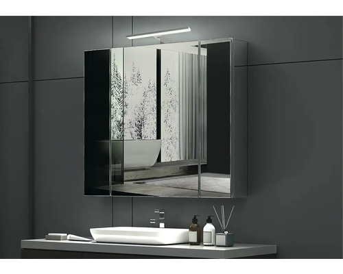 Moderne badkamer met spiegelkast, wastafel en kraan