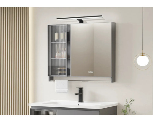 Badkamerscène met spiegelkast, wastafel, kraan en verlichting