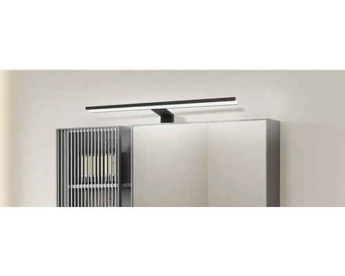 Badkamer met spiegelkast en ledlamp