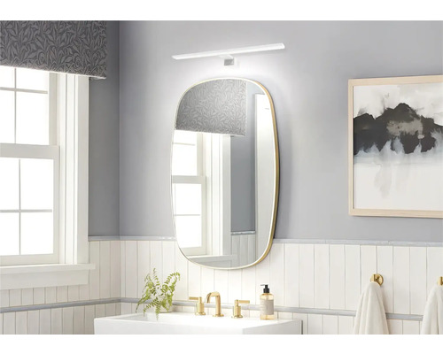 Lichte badkamer met spiegel, wastafel en armaturen