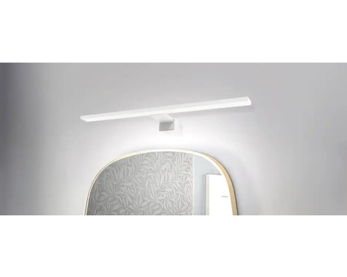 Badkamer met spiegel en wandlamp