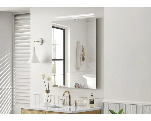 Badkamer met spiegelkast, wastafel, kraan en decoratie