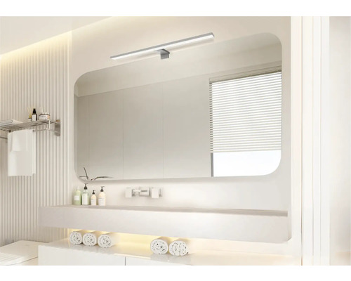 Lichte badkamer met spiegel, wastafel en handdoeken