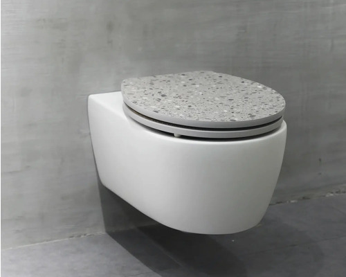 Wandhangend toilet met toiletzitting in terrazzo-design