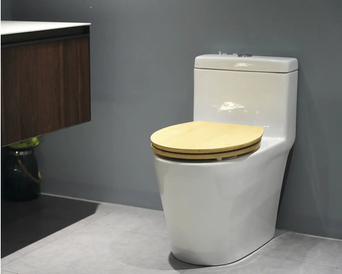 Witte staande toiletpot met licht houten deksel in de badkamer