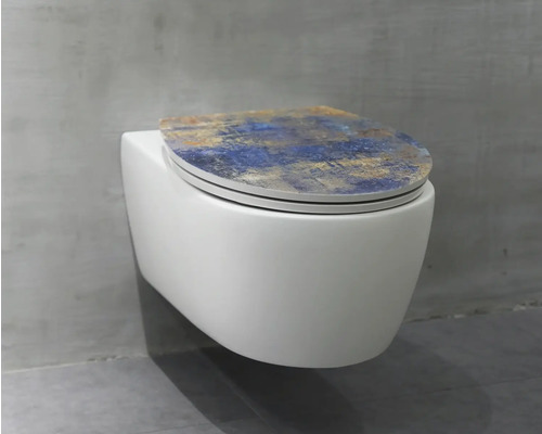 Wandtoilet met gekleurde bril in de badkamer.