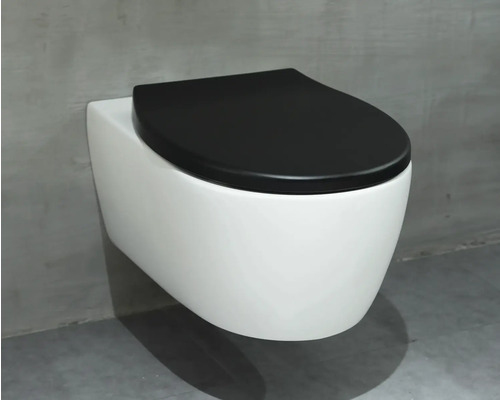 Wandcloset met diepspoeling en zwarte toiletbril