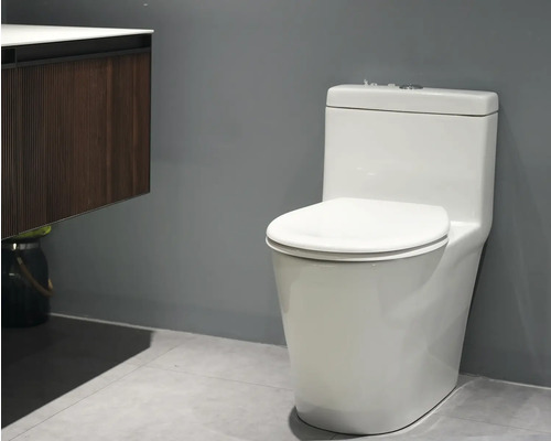 Toilet met stortbak in een badkamer.