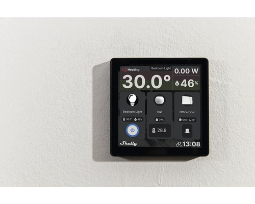 Smart home bedieningspaneel aan de muur met weergave van temperatuur en apparaatinformatie