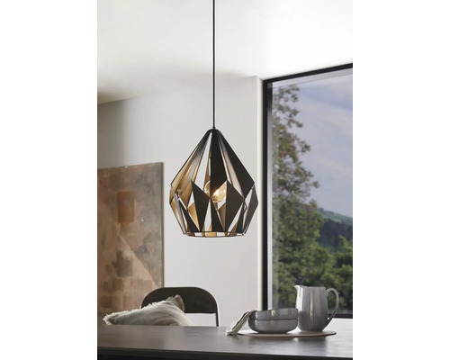 Decoratieve hanglamp van metaal in de eetkamer