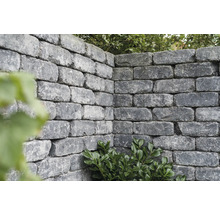 Gemetselde tuinmuur van grijze stenen