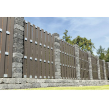 Tuinaanzicht met schutting van stenen palen en lamellen