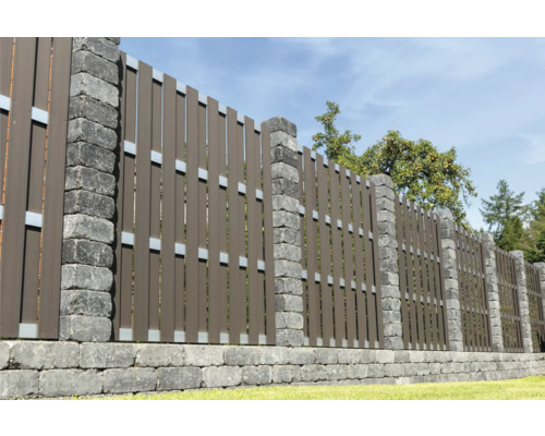 Tuinaanzicht met schutting van stenen palen en lamellen