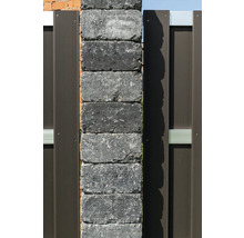 Betonnen hekpaal van gestapelde stenen met metalen elementen