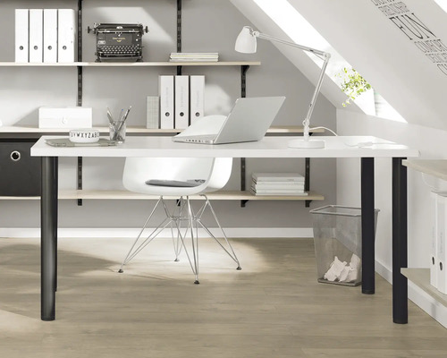 Werkkamer met bureau, stoel en rek systeem