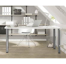 Werkkamer met bureau, stoel, rekken en kantoorbenodigdheden op een zolder.