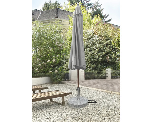Gesloten parasol met parasolvoet op een terras