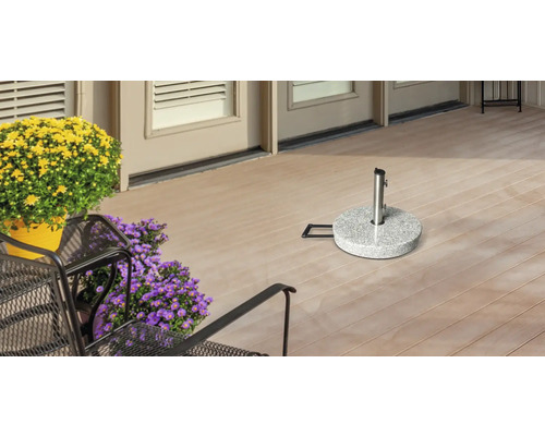 Terras met parasolvoet en tuinmeubelen