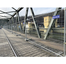 Bouwplaatsafzetting op een brug met Schake Logo