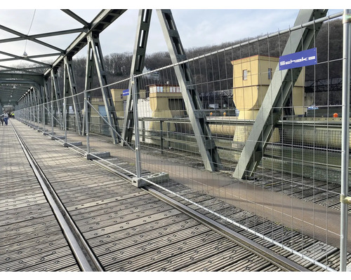 Bouwplaatsafzetting op een brug met Schake Logo