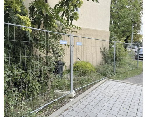 Bouwhek voor een gebouw met vegetatie