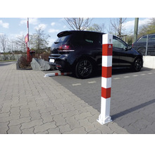 Afsluitpaal met rood-witte markering voor het beveiligen van parkeerplaatsen