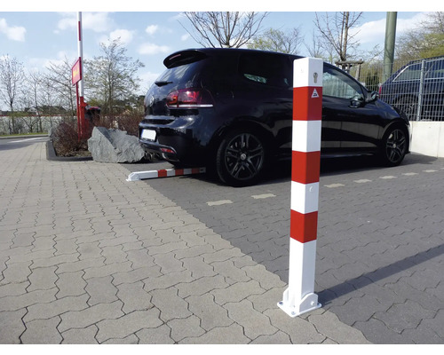Stalen afzetpaal met rood-witte markering en driehoeksymbool