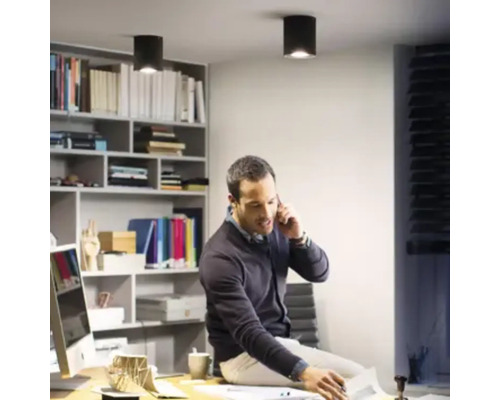 Man zit op een bureau in een werkkamer met plafondspots