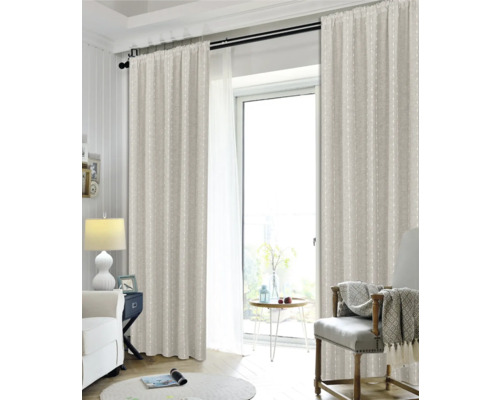 Woonkamer met gordijnen voor een raam en een zithoek