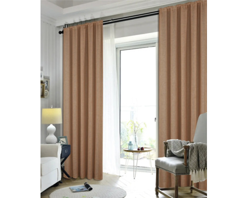 Woonkamer met gordijnen en een zitgelegenheid bij het raam.