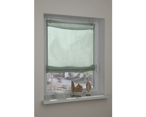 Uitzicht op een raam met een groen vouwgordijn.