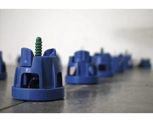 Meerdere tegel nivelleringssystemen op de vloer.